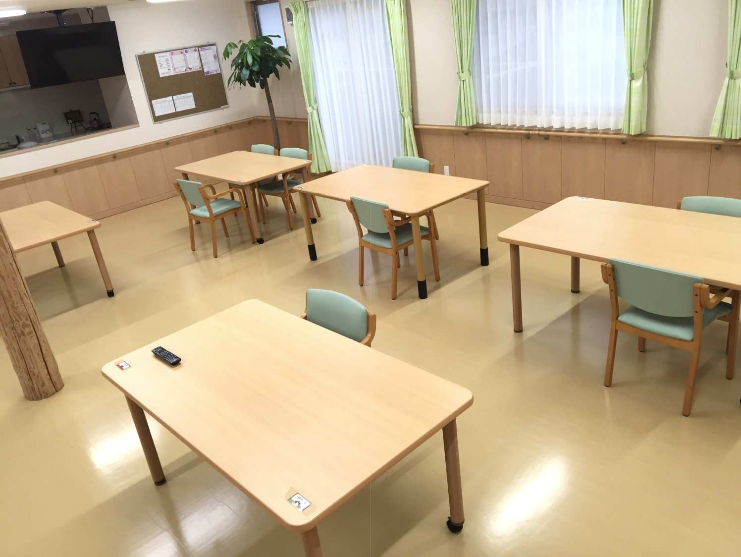 テーブルといすが並ぶ食堂