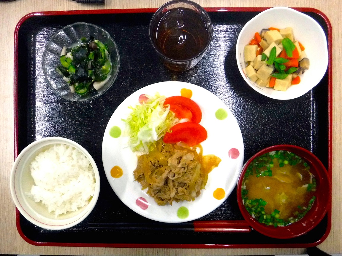 ご飯、汁物、主菜、小鉢がのったお盆