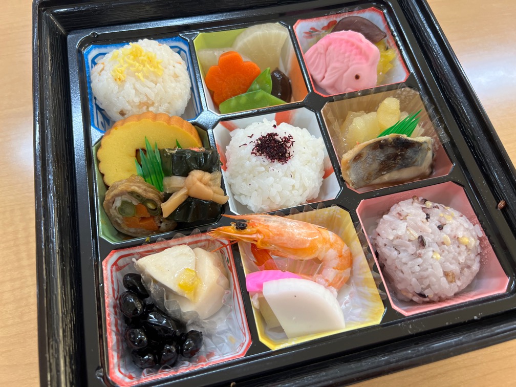 行事の日の食事。仕切りのある器に色とりどりの料理