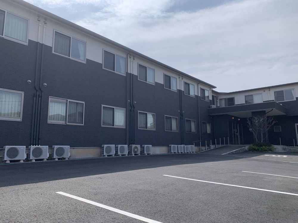 建物の前の広い駐車場