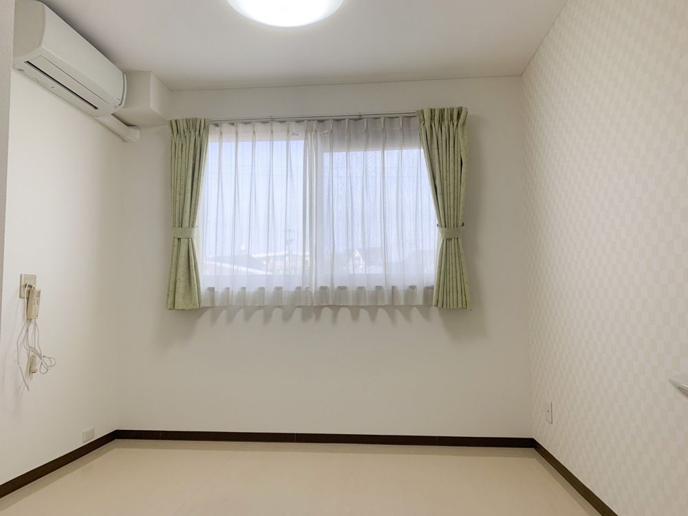 窓とカーテン、エアコンのある居室