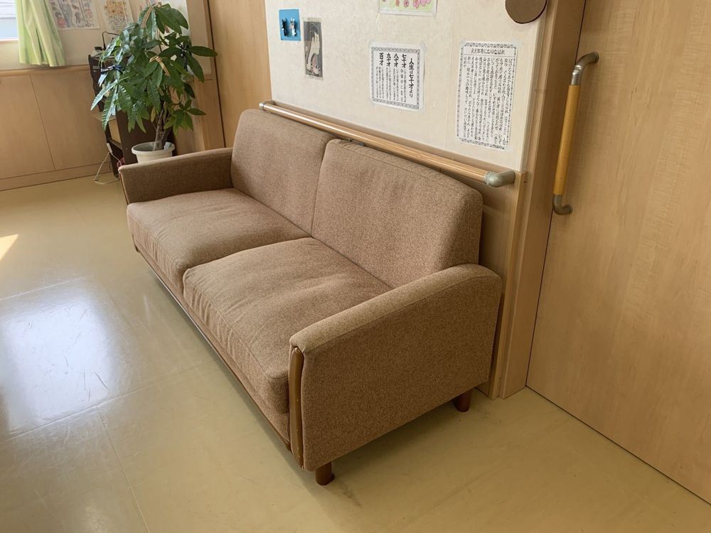 手すりのある壁ぎわのソファ