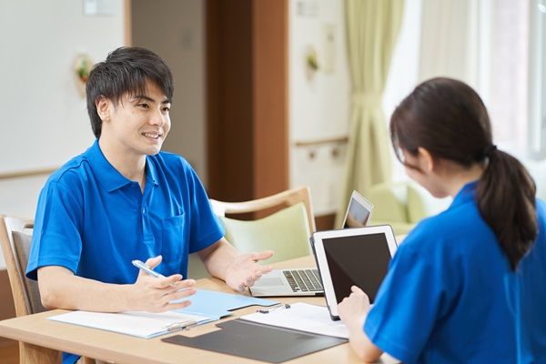 職員が打ち合わせをする様子(イメージ)