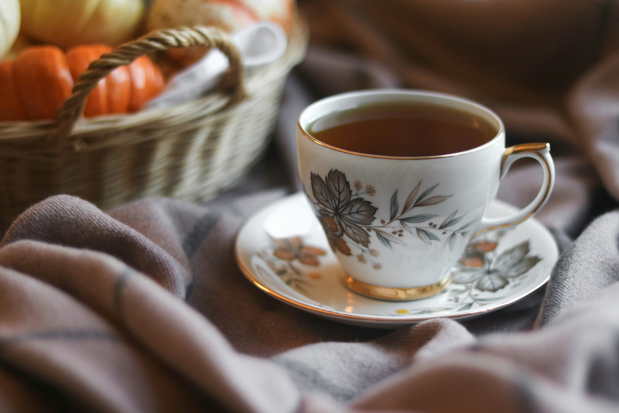 花柄のカップに入った紅茶