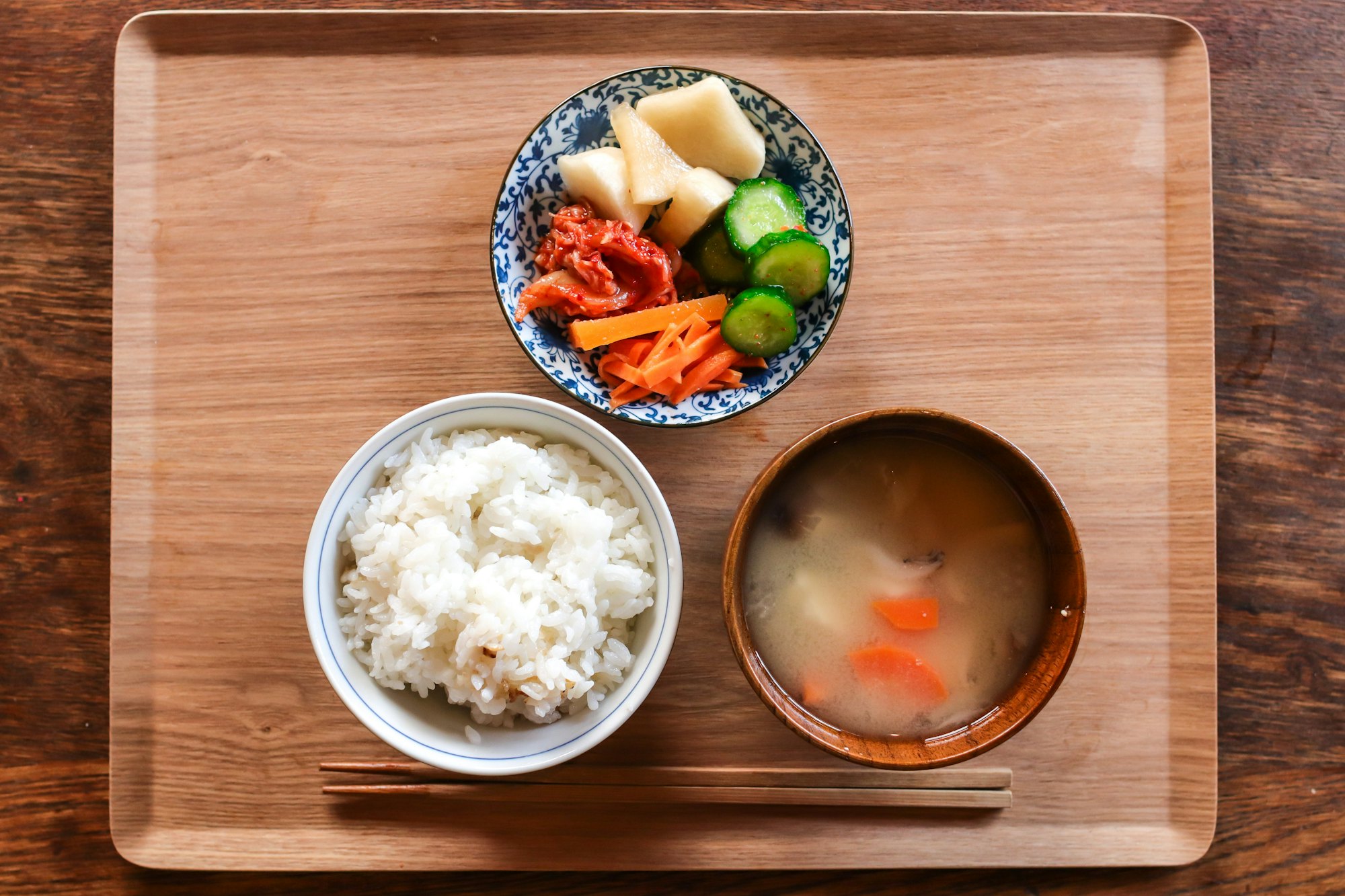 ご飯、汁物、小鉢をのせたお膳